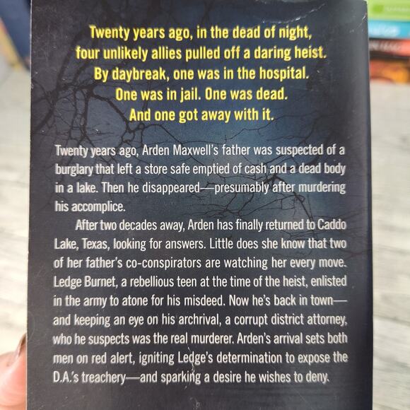 THICK AS THIEVES Sandra Brown Paperback 2021 1st Oversize Mass Market‎ Edition - Picture 6 of 12